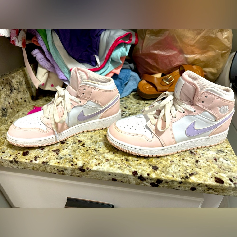 Girls’ Nike high tops. Size 5